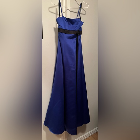 Blue floor length bridesmaid/grad dress with crinolin underneath - Picture 2 of 10